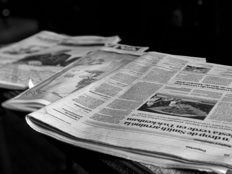 Читатель проверяет дату и источник новости на экране смартфона