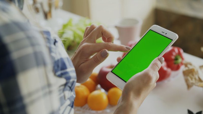 Читатель сравнивает новостные источники на смартфоне