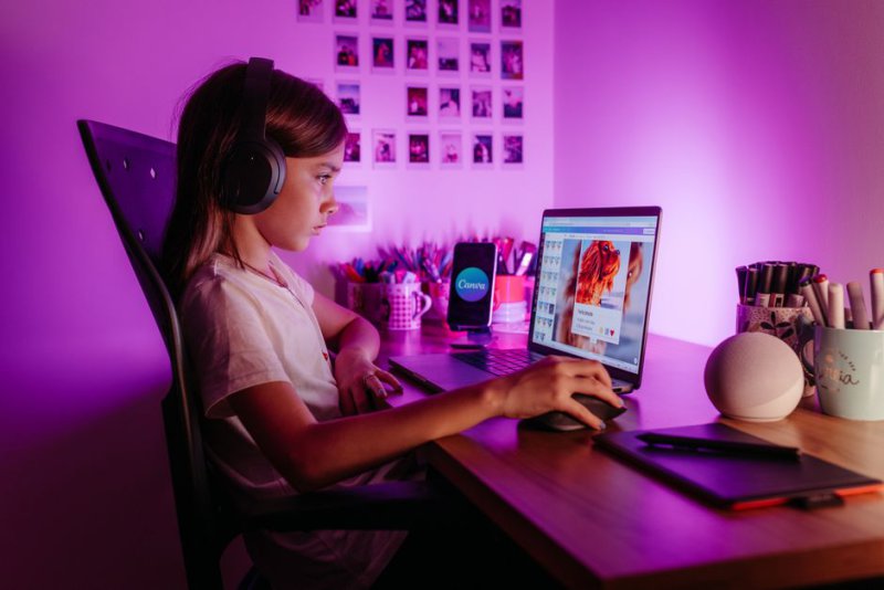 Подросток показывает родителю портфолио для поступления на графический дизайн