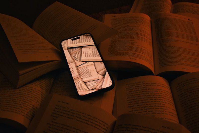 Человек проверяет ошибочный банковский перевод на смартфоне