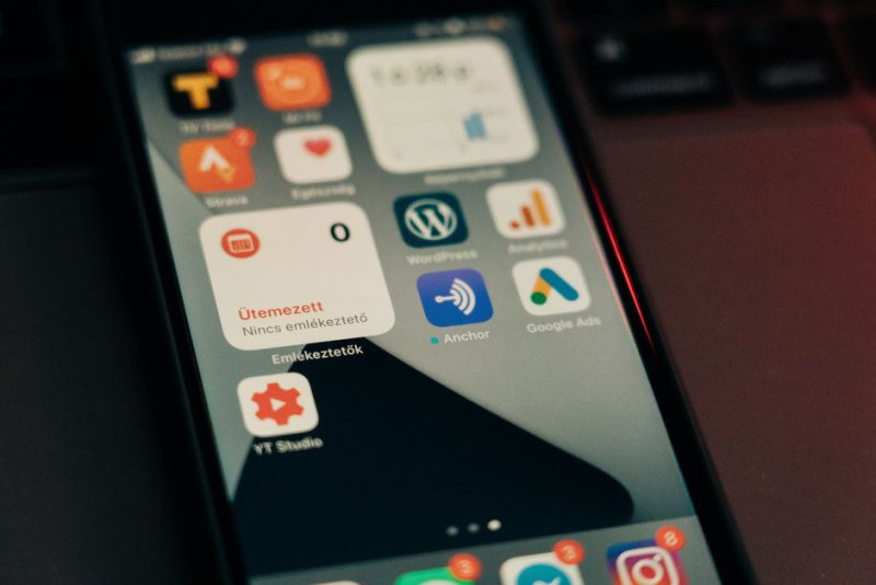 Смартфон с отключёнными уведомлениями лежит экраном вверх на столе